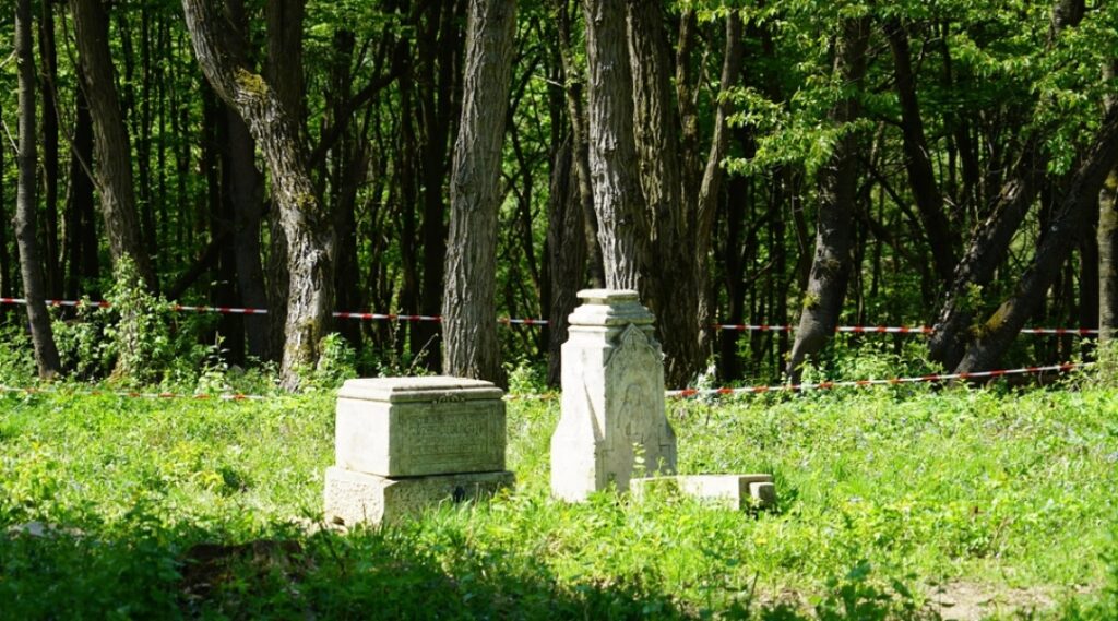 Як медіа Тернопільщини пишуть про ексгумацію останків поляків в українських Пужниках